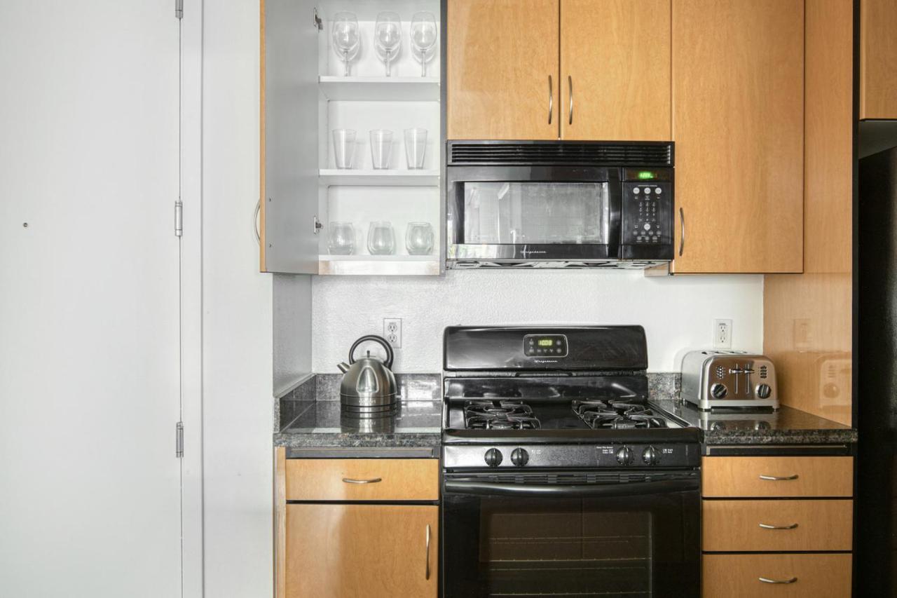 N Hollywood 1br W Pool Gym Nr Shops Lax-529 *
